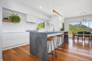 Polyurethane Kitchen with Sharknose Handles in Bullio